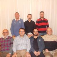 Ayaktakiler; Yunus Özen, Dr. İsmail Çapçı, Coşkun Karakadılar Oturanlar: Orhan Çakar, Hasan Uzunhasanoğlu, Bekir Avcı, Ahsen Okyar