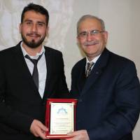 Ahsen Okyar, Gençlerle Başbaşa programının 2.konuşmacısı Orhan Kaya’ya plaketini takdim ederken