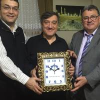 Kocaeli Kent Konseyi Başkanı Abdullah Köktürk ve Akça Koca Kültür Platformu Başkanı Hasan Uzunhasanoğlu birlikte Özel Körfez Marmara Hastanesi Yöneticisi Esener Maçil'e platformun hediyesini takdim ederken