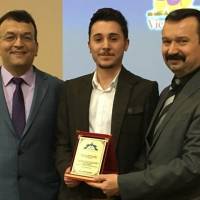 Akça Koca Kültür Platformu Başkan Vekili Dr. İsmail Çapçı Başkanlık sistemi uygulamaları ile ilgili çok sayıdaki soruyu cevaplayan Emre Bursalıoğlu’na plaketini takdim ederken