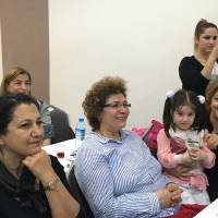 Genç Kocaelililer Derneği Başkanlarından Necla Savaş  toplantıya katılan bayanlar