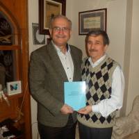 Av. Zeki Hacıibrahimoğlu son hazırladığı kitabını imzalayıp Ahsen Okyar’a diş kirası olarak takdim ederken