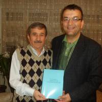 Av. Zeki Hacıibrahimoğlu son hazırladığı kitabını imzalayıp Hasan Uzunhasanoğlu’na diş kirası olarak takdim ederken