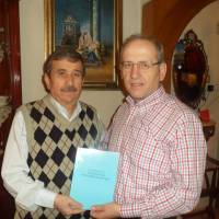 Av. Zeki Hacıibrahimoğlu son hazırladığı kitabını imzalayıp Mustafa Toka’ya diş kirası olarak takdim ederken