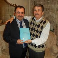 Av. Zeki Hacıibrahimoğlu son hazırladığı kitabını imzalayıp Necati Pilavcı'ya diş kirası olarak takdim ederken