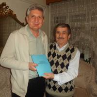 Av. Zeki Hacıibrahimoğlu son hazırladığı kitabını imzalayıp Prof. Dr. Mesut Gür'e diş kirası olarak takdim ederken