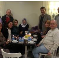 Ayaktakiler; Çetin Mut, Mustafa Toka, Hasan Uzunhasanoğlu, Yunus Özen Oturanlar; Halime Toka, Ümmühani Özen, Elvan Mut, Emine Uzunhasanoğlu, Nursel Okyar, Ahsen Okyar