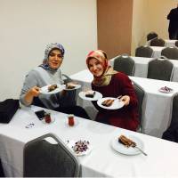 Emine Uzunhasanoğlu ve Dr. Ayşe Zeynep Turan; herkes birer tabak pasta ile yetinirken birer tabak ta arkadaşları için almış