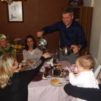İnşaat Yüksek Mühendisi Coşkun Karakadılar, inşaatın dışında da maharetlerinin olduğunu gösterirken.. Ayşegül hanım bebeğe bakarken, ikramları Coşkun bey büyük bir başarı ile gerçekleştirdi. Kırılan ve dökülen hiçbirşey olmadı..