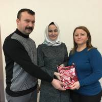 Ayşe – Dr. İsmail Çapçı çifti, Merve Yılmaz’a hediyesini takdim ederlerken