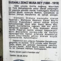 Yüzbaşı Eşref Kuşçubaşı Beyin emir eri Zenci Musa'nın, Özbekler Tekkesi içerisindeki mezarlıktaki kitabesi