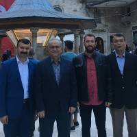 İzmitli Dr. İsmail Çapçı, Ahsen Okyar, Kenan Serhat İnce ve Hasan Uzunhasanoğlu Eyüp Sultan Camii avlusunda