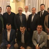 Ayaktakiler; Tolga Büyükkaya, Emre İpekli, Ahsen Okyar, Demir İnal, e. Avrupa Birliği Bakan Yardımcısı Dr. Alaattin Büyükkaya, Cihat Kaymas, K. Yiğit Angın Önsıra; Dr. İsmail Çapçı, Hasan Uzunhasanoğlu, Necati Büyükkaya