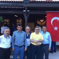 İzmitliler Prof. Dr. Nevzat Yalçıntaş’ın oğulları ile birlikte.. Dr. Halil İbrahim Kahraman, Doç. Dr. Murat Yalçıntaş, Ahsen Okyar, Mehmet Yalçıntaş, Hasan Uzunhasanoğlu Türk Dünyası Zinnet Restorantı önünde