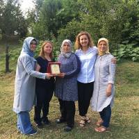 Dr. Fatma Taşolar, Ayşe Çapçı, Ayşegül Karakadılar ve Emine Uzunhasanoğlu birlikte Sema Yenilmez’e teşekkür plaketini takdim ederken