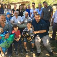 Kocabayramlar’ın en yaşlılarından emekli Orman Muhafaza Memuru Sadi Baykara ve bayramlaşmaya katılanlar