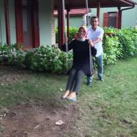 Hasan Uzunhasanoğlu’nun eşi Emine Hanım salıncakta sallanırken