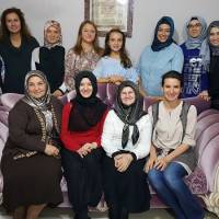 Dr. Ayşe Zeynep Turan ve misafirleri… Ayaktakiler: Ümmühani Özen, Ayşegül Karakadılar, Emine Uzunhasanoğlu, Ayşe Çapçı, Edanur Çapçı, Elvan Mut, Dr. Fatma E. Taşolar, Dt. Elif Genç Oturanlar: Nursel Okyar, Dr. Ayşe Zeynep Turan, Emine Turan, Banu Çevikel