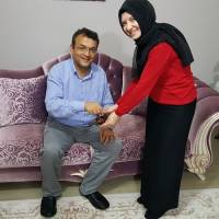 Dr. Ayşe Zeynep Turan, Akça Koca Kültür Platformu Başkanı Hasan Uzunhasanoğlu'na hurma ikram ederken