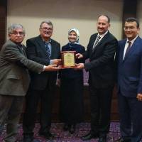 Yrd. Doç. Dr. Mustafa Kemal Cerrahoğlu, Dr. Ayşe Zeynep Turan, Başiskele Kaymakamı Atila Kantay ve Akça Koca Kültür Platformu Başkanı Hasan Uzunhasanoğlu, birlikte Abdullah Köktürk’e Plaketini takdim ederken