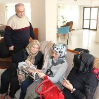 Girne Öğretmenevinde İzmit’ten getirdiğimiz gazeteleri incelenirken