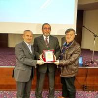 Dr. Halil İbrahim Kahraman ve Esener Maçil, Birlikte Selçuk Arslan'a plaketini takdim ederken