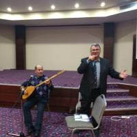 Bağlama sanatçısı İsmet Ünsal ve Abdullah Köktürk söyledikleri türkülerle geceye renk kattılar