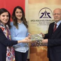 Çevre Yüksek Mühendisi Banu Çevikel ve e. İSKİ Yönetim Kurulu üyesi Musa Ordu, İrem Nur Gümüş’e Platformun hediyesi takdim ederken