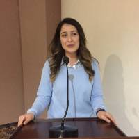 İrem Nur Gümüş teşekkür konuşmasını yaparken