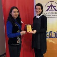 Banu Çevikel, Özbekistanlı Gulina Yusupova’ya Plaketini takdim ederken