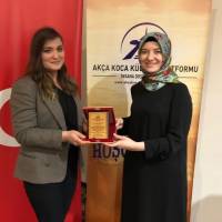 Dr. Ayşe Zeynep Turan, Türkmenistanlı Aygül Agayeva’ya plaketini takdim ederken