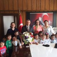 Körfez Uçan Balon Gündüz Bakımevi yöneticileri ve öğrenciler Dr. Hasan Hüseyin Can ile birlikte