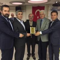 Kocaeli Kandıralılar Derneği Başkanları: Harun Reşit Kocagöz(10), Erdoğan Alkan(9), Turan Sarı(2) ve Prof.Dr. Mehmet Bayrak(12) birlikte Yenişehir Mahalle Muhtarı Mesut Belhan’a plaketini takdim ederken