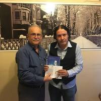 Ahsen Okyar, Gerçek Kocaeli Gazetesi Genel Yayın Koordinatörü İdris Çelebi’ye davetiye ve Dr. Alaattin Büyükkaya’ya ait “Yalnız Yürümeyeceksin” kitabını takdim ederken
