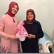 Muazzez Aydemir, Dr. Ayşe Zeynep Turan’a ziyaret anısına Isparta Gül Sularının bulunduğu sepeti takdim ederken