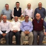 yaktakiler: Dr. Yüksel Aksoy, Akça Koca Kültür Platformu Yönetim Kurulu Başkanı Hasan Uzunhasanoğlu, Çetin Mut, İsmail Aydemir Oturanlar: Ali Kahraman, Dr. Nuri Çağlar, Ali Aydemir, Ahsen Okyar
