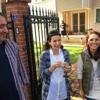 Dr. Yunus Özen, Banu Çevikel aşure tabağı elinde, Ümmühani Özen