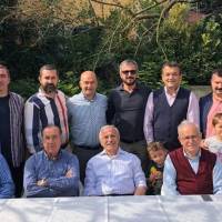 Ayaktakiler: Dr. Yunus Özen, Harun Reşit Kocagöz, Çetin Mut, Coşkun Karakadılar, Hasan Uzunhasanoğlu, Dr. İsmail Çapçı Oturanlar: Ecz. Selçuk Arslan, Dr. Alaattin Büyükkaya, Dr. Nuri Çağlar, Kuzey Karakadılar, Ahsen Okyar, Alperen Çapçı, Necati Pilavcı