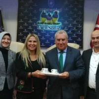 Platform Yönetim Kurulu üyeleri; İnşaat Yüksek Mühendisi Coşkun Karakadılar, Dr. Ayşe Zeynep Turan, Makine Mühendisi Çetin Mut, Dr. Yunus Özen birlikte, Eğitimci - Yazar Emel Engin ve Prof. Dr. Vahdettin Engin’e Akça Koca Kültür Platformunun hediyesini takdim ederken