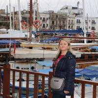 Ayşe Çapçı Girne Limanı önünde