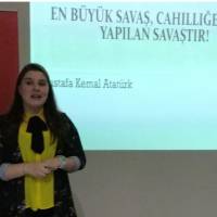 Kocaeli Üniversitesi İngiliz Dili ve Edebiyatı 2. sınıf öğrencisi Ece Akdeniz, “En Büyük Savaş, Cahilliğe Karşı Yapılan Savaştır!” konusunda bilgi verdi.