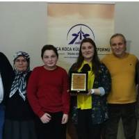 Ece Akdeniz ve yakınları: Emir Hüseyin Civelek(dedesi), Nimet Civelek(anneannesi), Deniz Akdeniz(kardeşi), Ece Akdeniz, Sezgin Akdeniz(babası), Ceyda Akdeniz(annesi), Platform Başkanı Hasan Uzunhasanoğlu