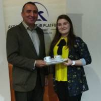 Başarılı bir sunum gerçekleştiren Ece Akdeniz’e Akça Koca Kültür Platformunun hediyesini Yalova Üniversitesi Öğretim üyesi Dr. Yunus Özen takdim etti