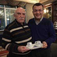 Akça Koca Kültür Platformu Başkanı Hasan Uzunhasanoğlu, eski Sanayi ve Ticaret Bakanı Ali Coşkun’a Platformun hediyesini takdim etti.