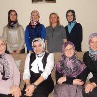 Ayaktakiler: Dr. Fatma E. Taşolar, Dr. A. Zeynep Turan, Ayşe Çapçı, Dt. Elif Turan Oturanlar: Nursel Okyar, Elvan Mut, Emine Turan ve Emine Uzunhasanoğlu