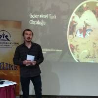 Sakarya Üniversitesi İşletme Fakültesi Yönetim Bilişim Sistemleri 3. sınıf öğrencisi Ertuğrul Patan, “Geleneksel Türk Okçuluğu”nu anlatırken