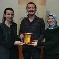 Platform Yönetim Kurulu üyeleri Çevre Yüksek Mühendisi Banu Çevikel ile Dr. Ayşe Zeynep Turan, Ertuğrul Patan’a tebrik ve teşekkür ederek plaketini takdim ederken